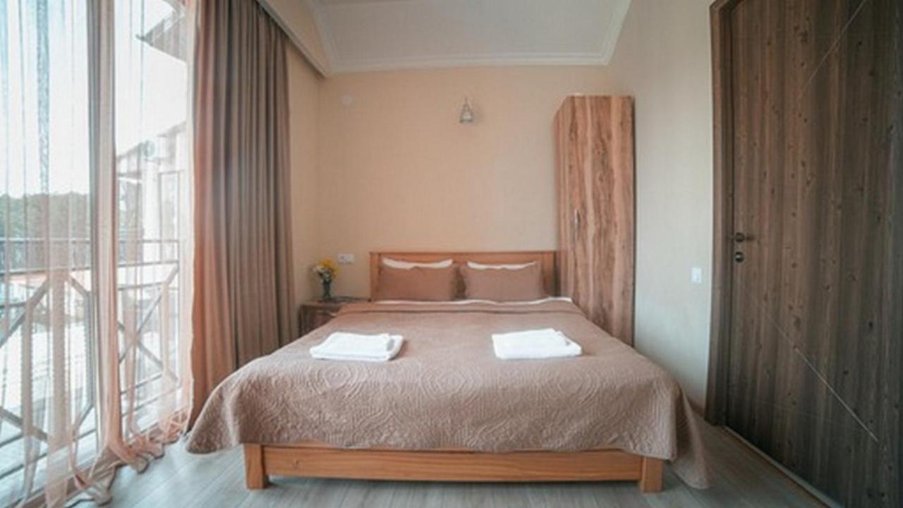 Hotel Surami Exterior foto